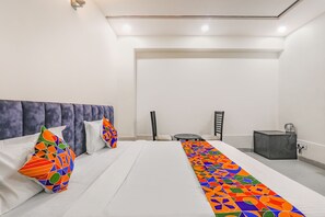 Egyptian cotton sheets, premium bedding, in-room safe, soundproofing - Fabhotel Silver Stone Inn (Lucknow)