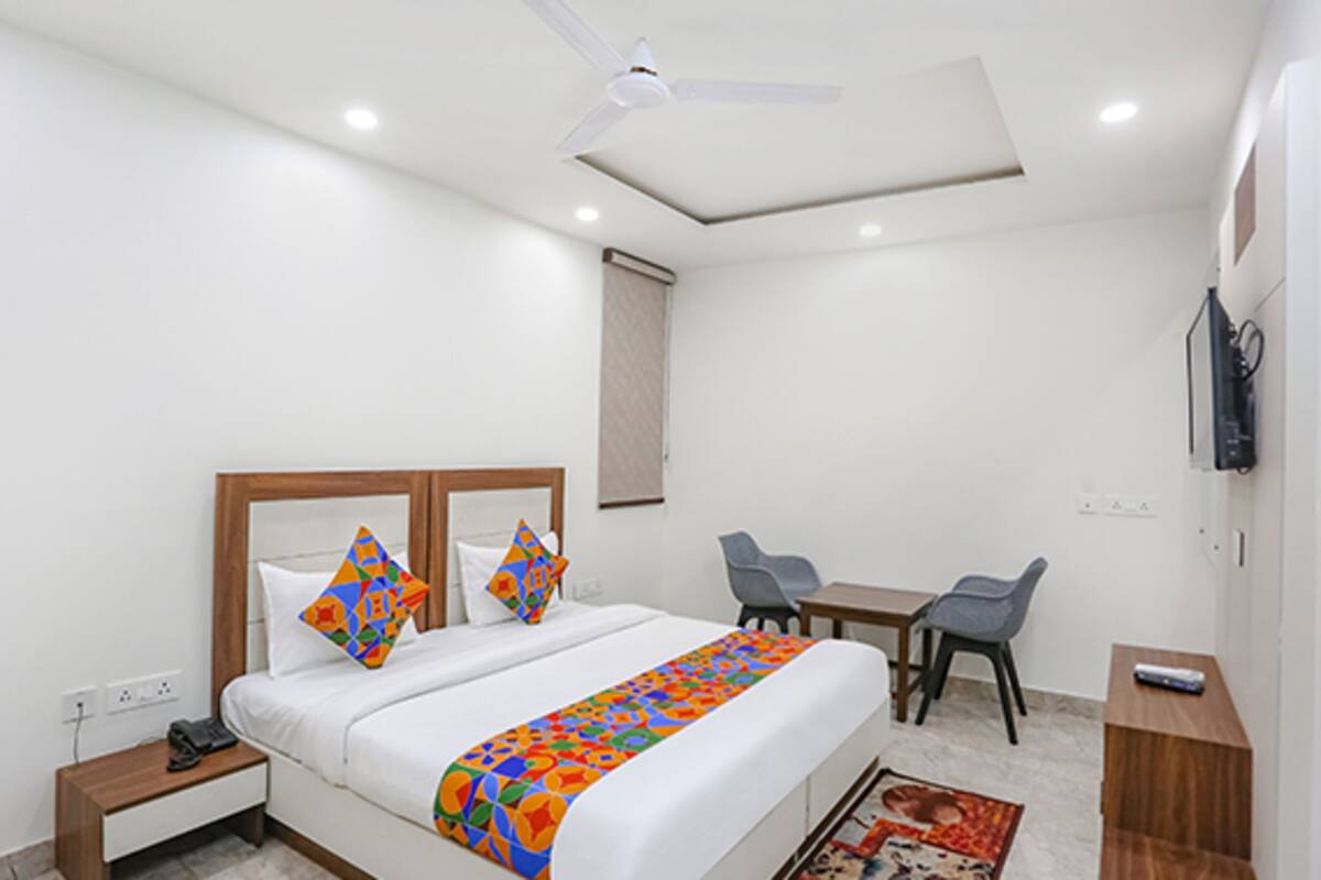 Une chambre d’hôtel comprenant un lit, des tables de chevet, un bureau et une chaise.