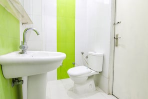 Shower, rainfall showerhead, free toiletries, towels