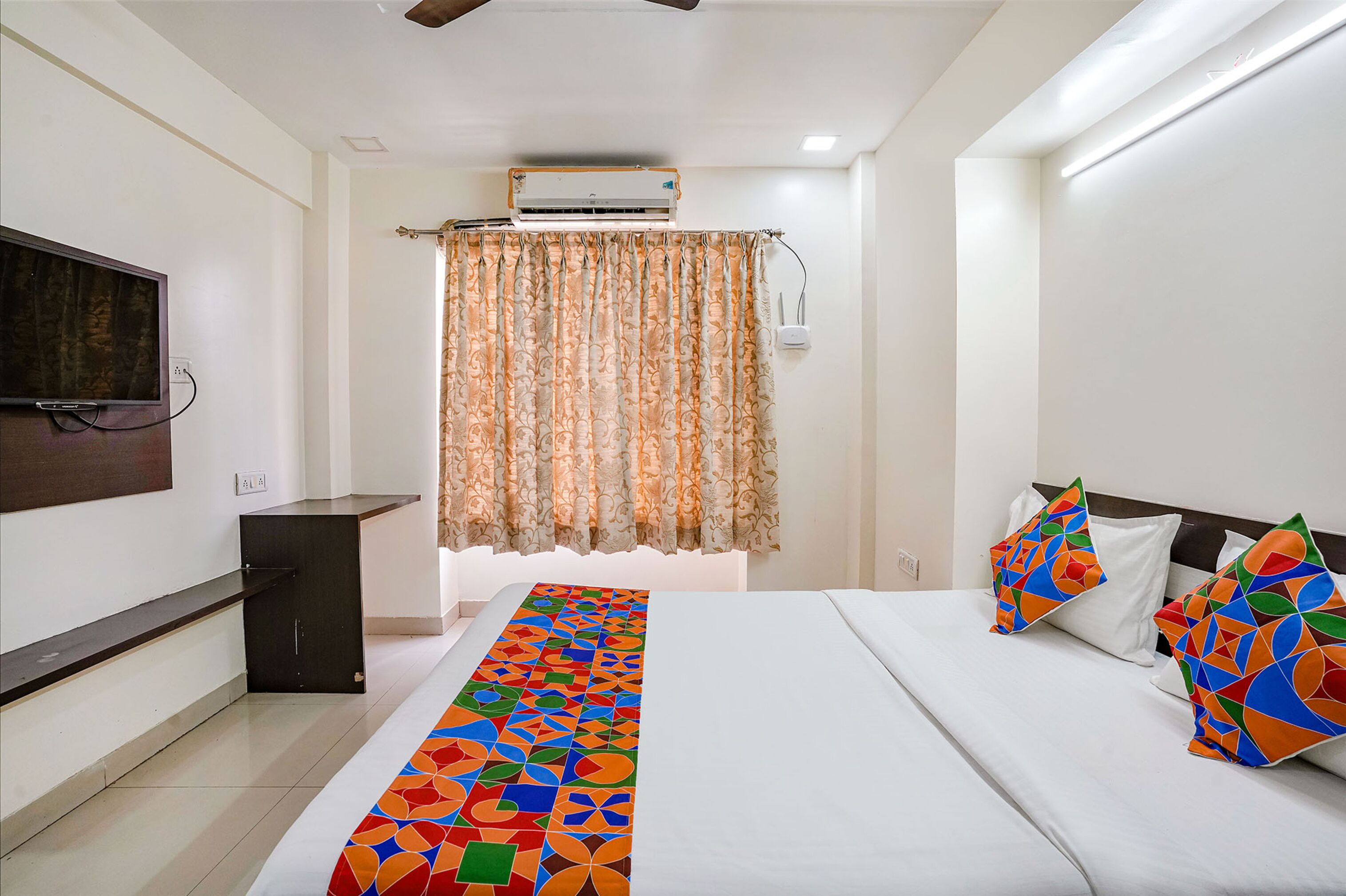 Egyptian cotton sheets, premium bedding, in-room safe, free WiFi