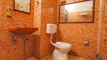 Shower, rainfall showerhead, free toiletries, towels
