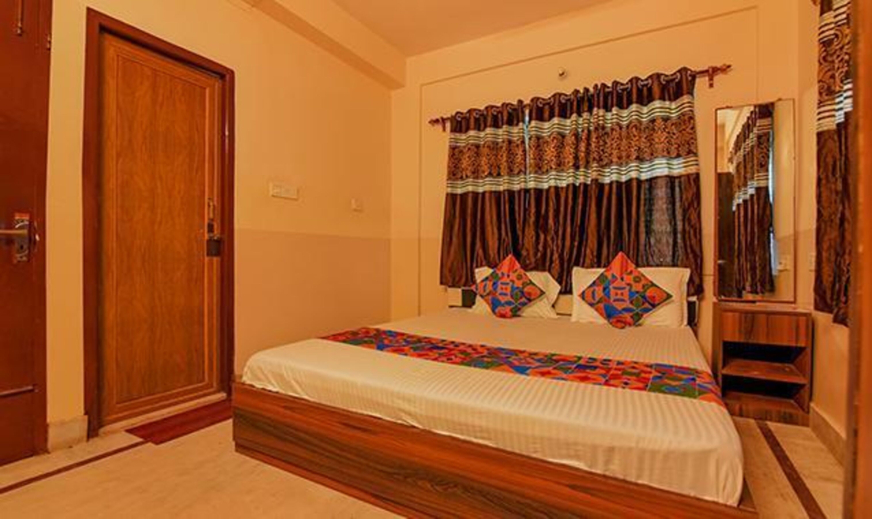 Kamar Deluks | Seprai katun Mesir, seprai premium, brankas, dan Wi-Fi gratis