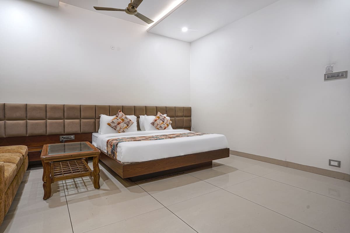 Deluxe Room | 1 bedroom, Egyptian cotton sheets, premium bedding, in-room safe