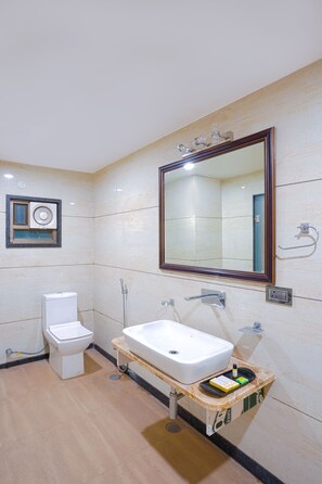 Shower, rainfall showerhead, free toiletries, towels - FabHotel Jewel Palace (Bhopal)