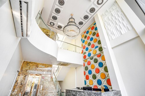 Fabhotel The White Moon