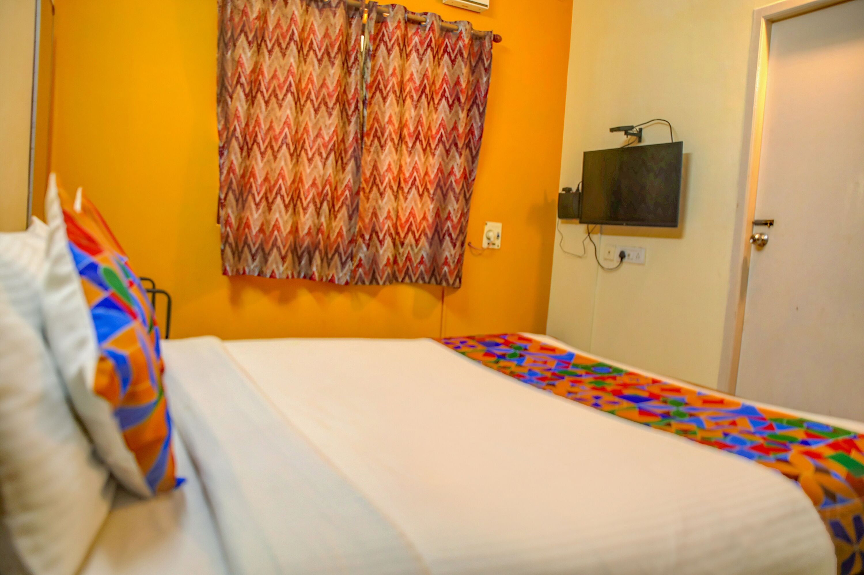 Photo - FabHotel Hibiscus Stays - Nr Sholinganallur Water Lake & VGP Aqua Kingdom