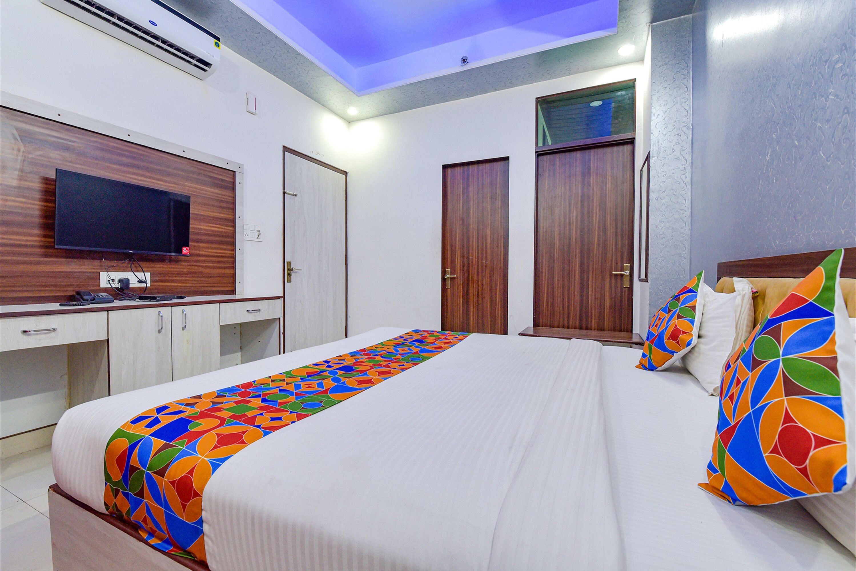 Egyptian cotton sheets, premium bedding, in-room safe, free WiFi