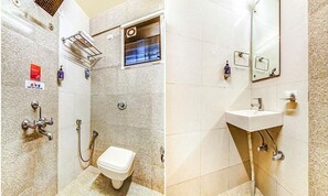 Shower, rainfall showerhead, free toiletries, towels - Fabhotel Ranjanas (Paud)