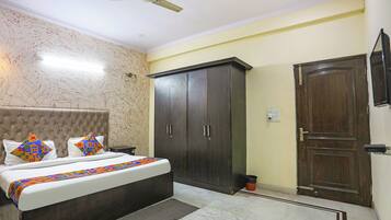 Deluxe Room | Egyptian cotton sheets, premium bedding, in-room safe, soundproofing