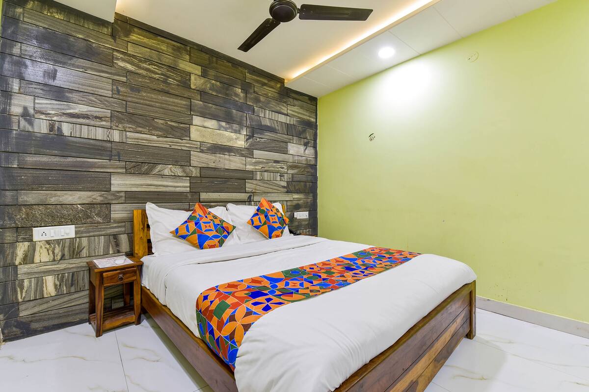 Egyptian cotton sheets, premium bedding, in-room safe, free WiFi