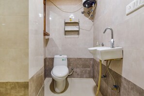 Shower, rainfall showerhead, free toiletries, towels