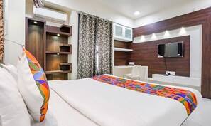 Egyptian cotton sheets, premium bedding, in-room safe, free WiFi - Fabhotel Rudra Residency (Pune)