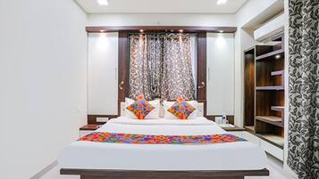 Egyptian cotton sheets, premium bedding, in-room safe, free WiFi