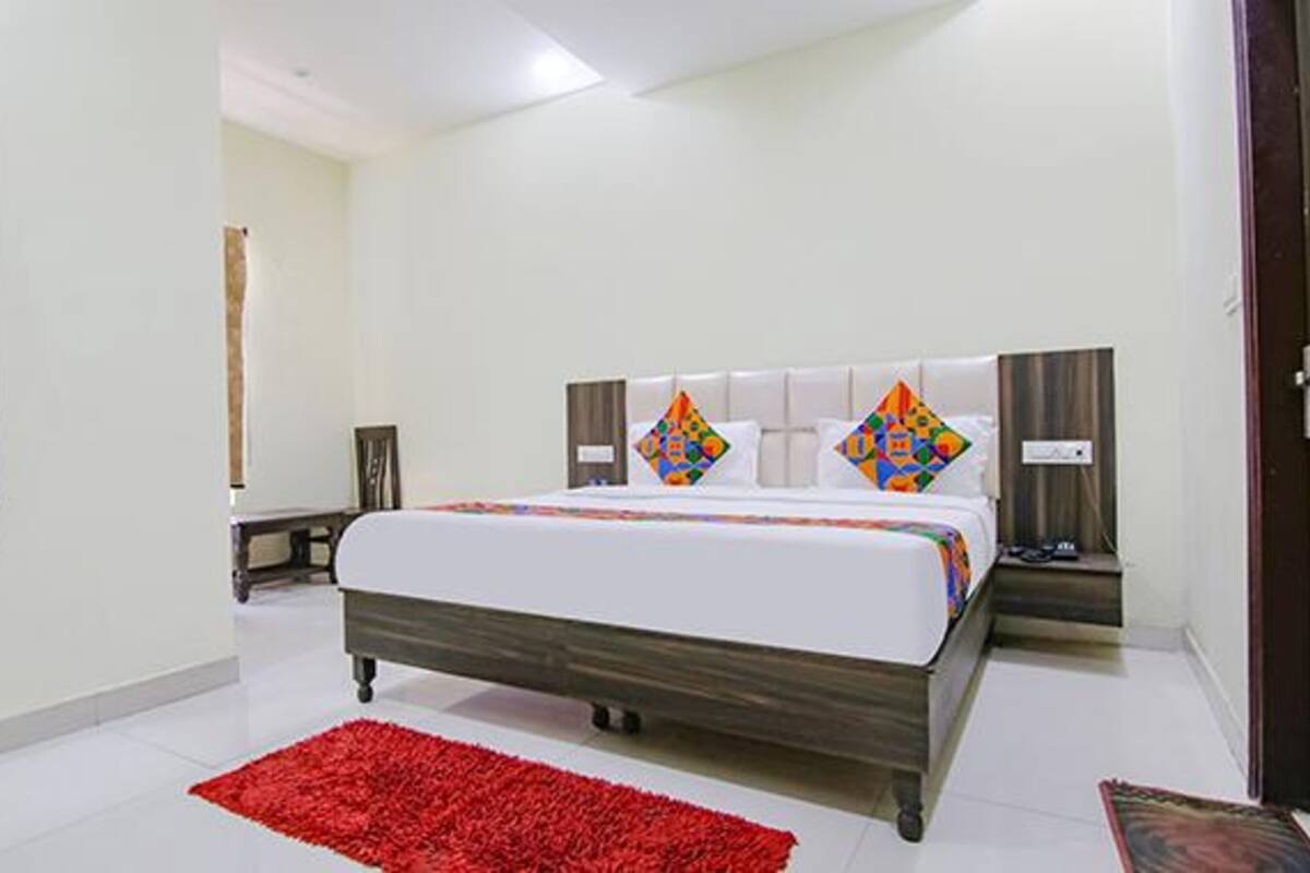 Egyptian cotton sheets, premium bedding, in-room safe, desk