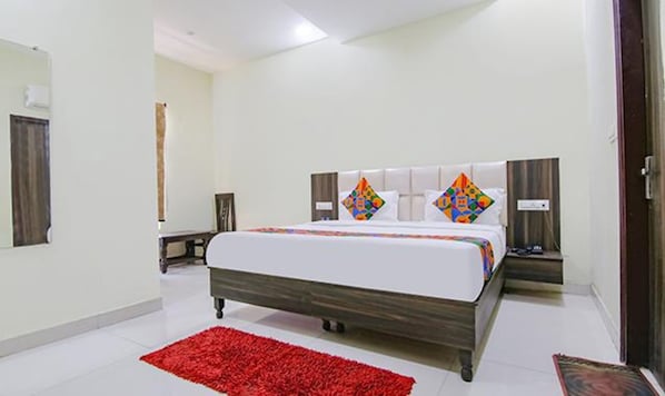 Egyptian cotton sheets, premium bedding, in-room safe, desk