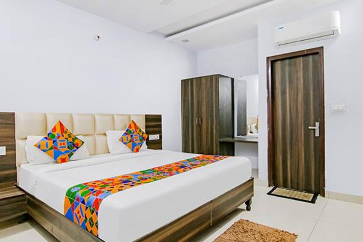 Egyptian cotton sheets, premium bedding, in-room safe, desk