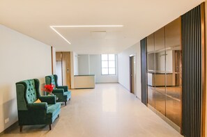 Lobby sitting area - Fabhotel Prime K9 Grand (Ludhiana)