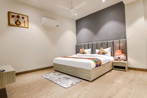Suite | Egyptian cotton sheets, premium bedding, in-room safe, free WiFi - Fabhotel Prime K9 Grand (Ludhiana)