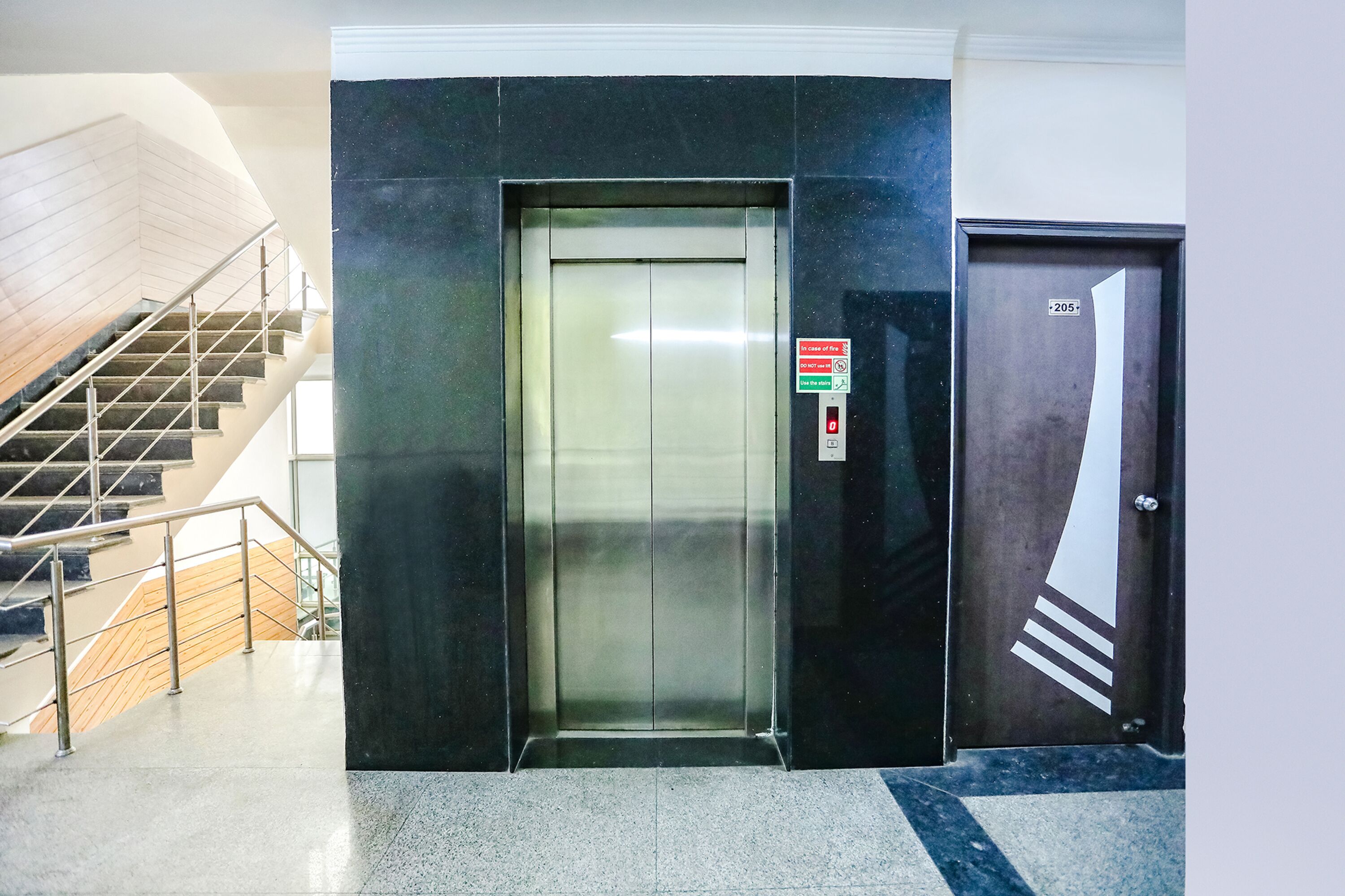Un ascensor con un cartel que indica que está fuera de servicio.