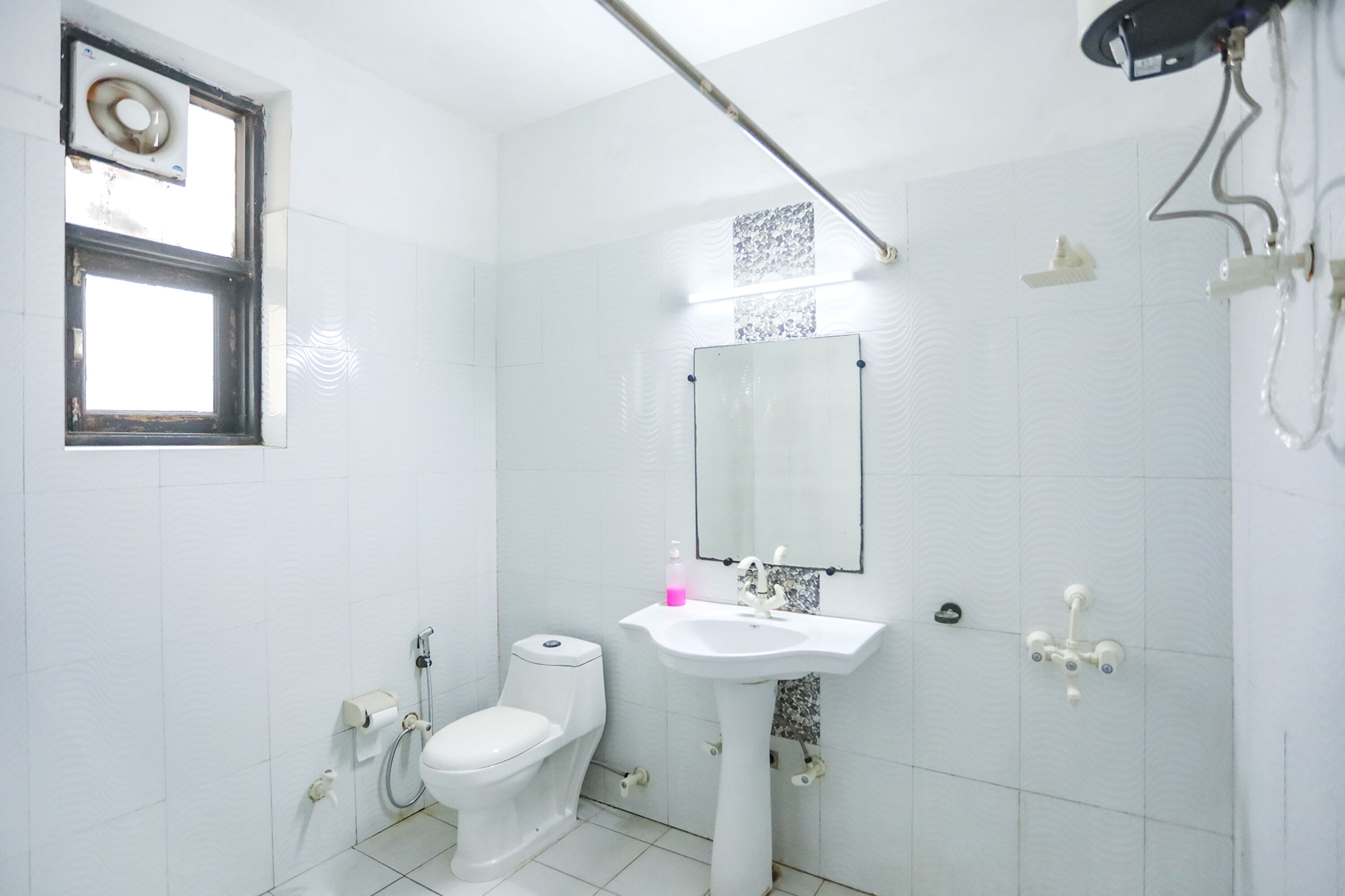 Ein Badezimmer mit Toilette, Waschbecken und Dusche.