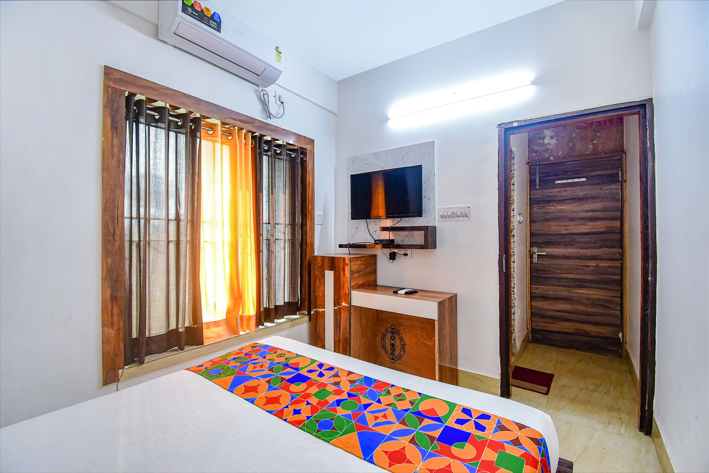 Egyptian cotton sheets, premium bedding, in-room safe, free WiFi