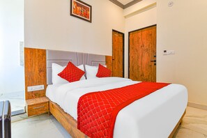 Egyptian cotton sheets, premium bedding, in-room safe, free WiFi - Fabhotel Infinity Blue (Udaipur)