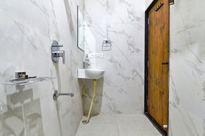 Shower, pancuran hujan, perlengkapan mandi gratis, dan handuk