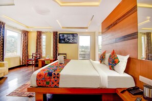 Egyptian cotton sheets, premium bedding, in-room safe, desk - Fabhotel Abirami Grand Inn (Kodaikanal)