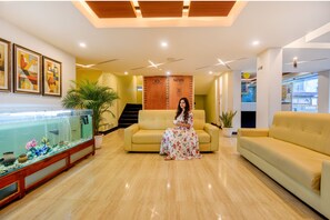 Lobby sitting area - Fabhotel Abirami Grand Inn (Kodaikanal)