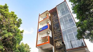 A hotel with a sign for 'fab hotels' and a large glass facade. - Fabexpress Ss Grand (Lucknow)