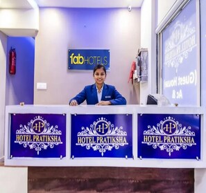 Reception - FabHotel Pratiksha (Ahmedabad)