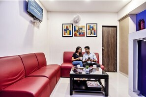 Lobby sitting area - FabHotel Pratiksha (Ahmedabad)