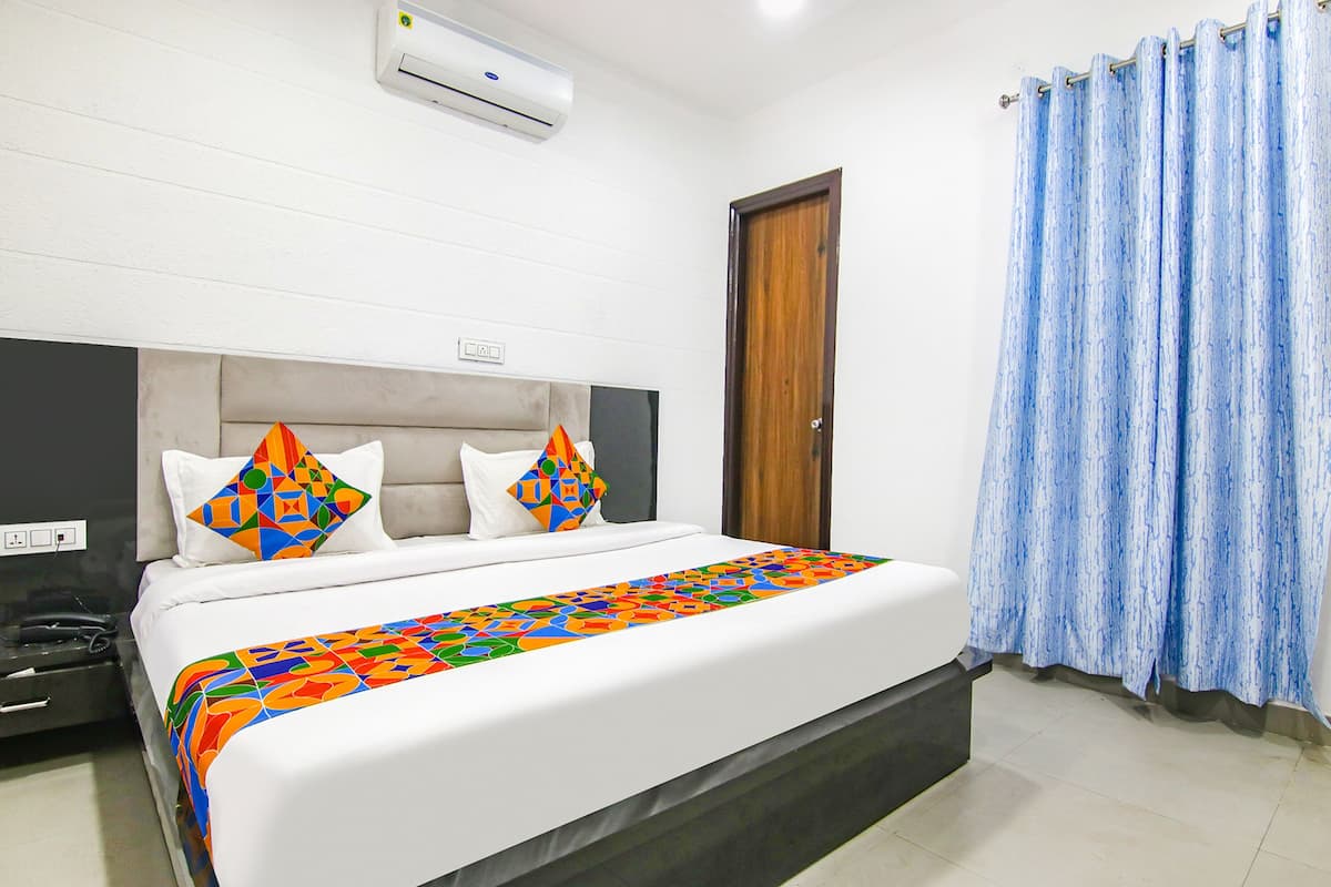 Egyptian cotton sheets, premium bedding, in-room safe, WiFi (free)