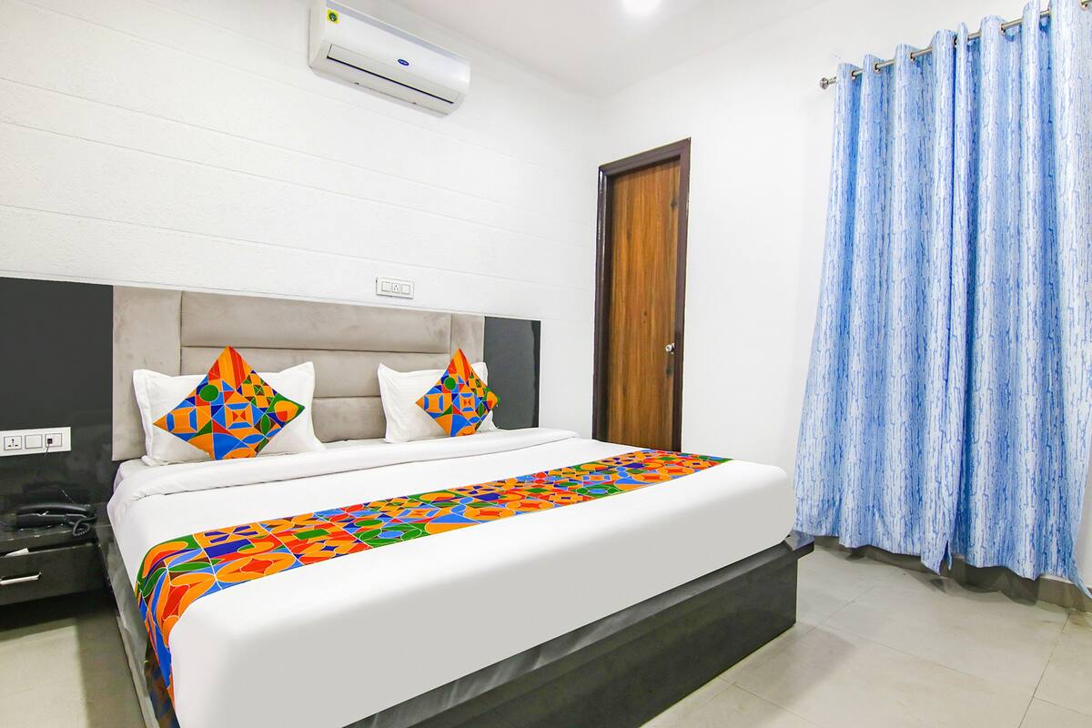 Egyptian cotton sheets, premium bedding, in-room safe, free WiFi