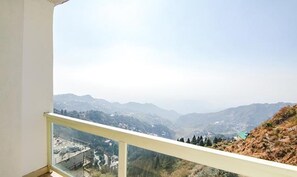 Un balcon offrant une vue dégagée sur un paysage montagneux.