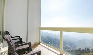 A balcony with a view of mountains. - Kalsia Home Stay (Mussoorie)