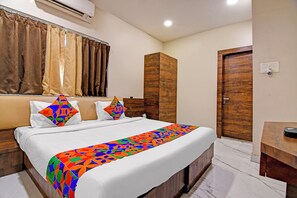 Premium Room | Egyptian cotton sheets, premium bedding, in-room safe, free WiFi - Fabhotel Dak Plaza (Barasat)