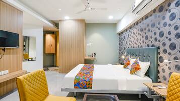 Egyptian cotton sheets, premium bedding, in-room safe, desk