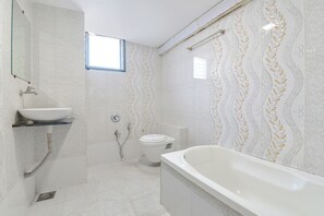 Shower, rainfall showerhead, free toiletries, towels