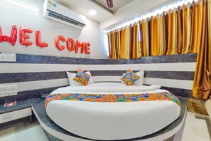 Egyptian cotton sheets, premium bedding, in-room safe, desk - Fabhotel Apollo (Ahmedabad)