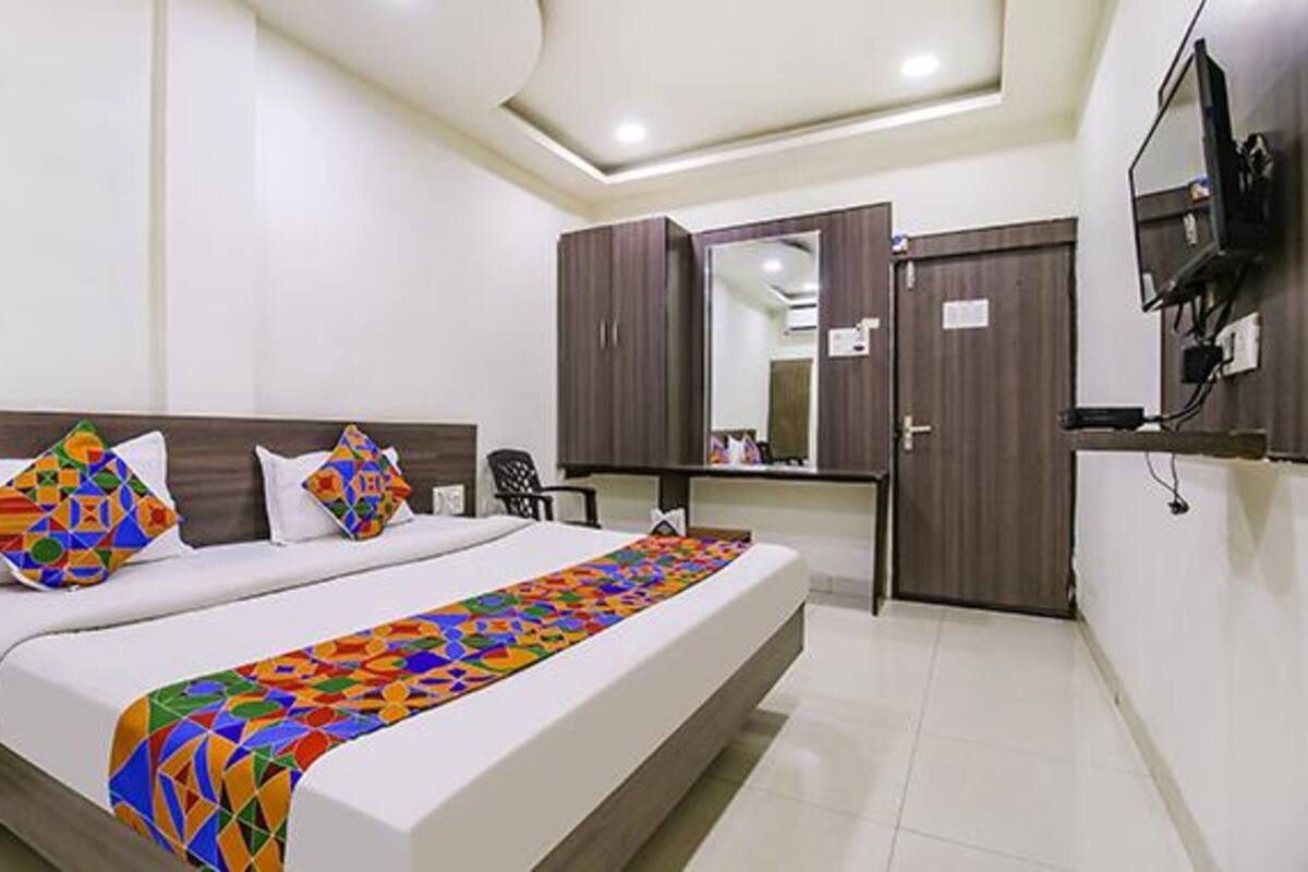 Deluxe Room | Egyptian cotton sheets, premium bedding, in-room safe, desk