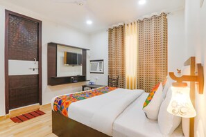 Egyptian cotton sheets, premium bedding, in-room safe, desk - Fabhotel Shyam Inn (Kanpur)