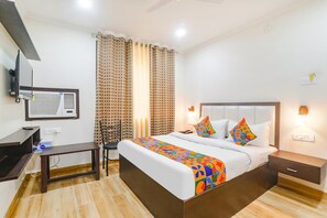 Egyptian cotton sheets, premium bedding, in-room safe, desk - Fabhotel Shyam Inn (Kanpur)