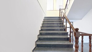 A staircase with dark steps and wooden balusters. - Fabhotel Shekhawati Heritage (Jaipur)