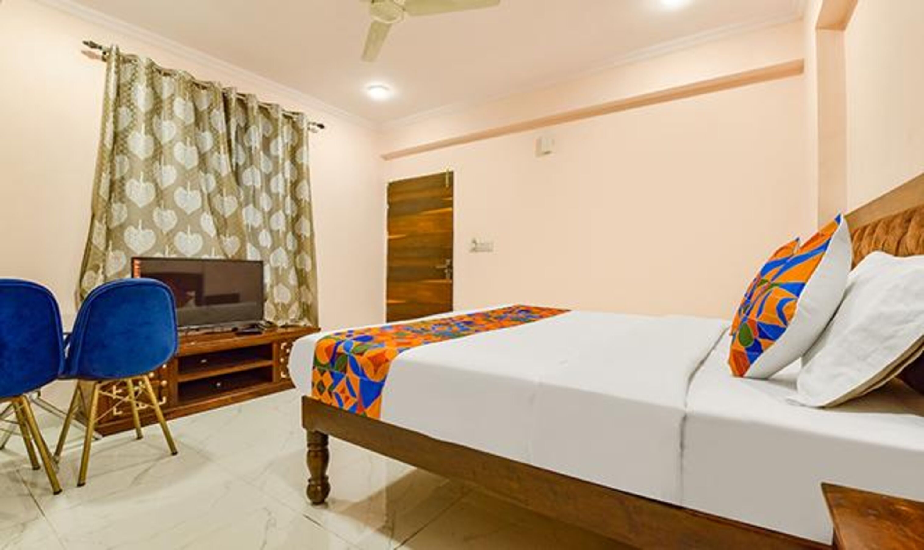 egyptian cotton sheets, premium bedding, in-room safe, desk