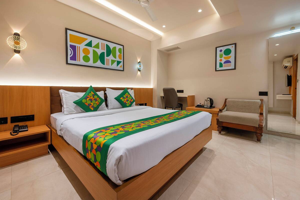 Standard Room | In-room safe, desk, soundproofing, bed sheets
