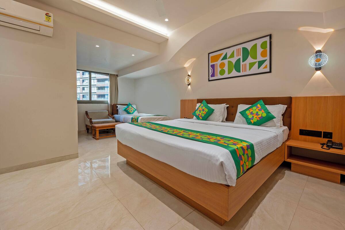Premium Room | In-room safe, desk, soundproofing, bed sheets