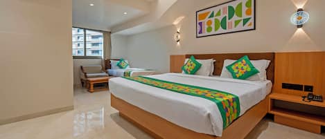 Kamar Premium | Brankas, meja kerja, kedap suara, dan seprai linen