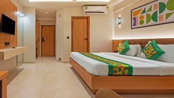 Deluxe Room | In-room safe, desk, soundproofing, bed sheets