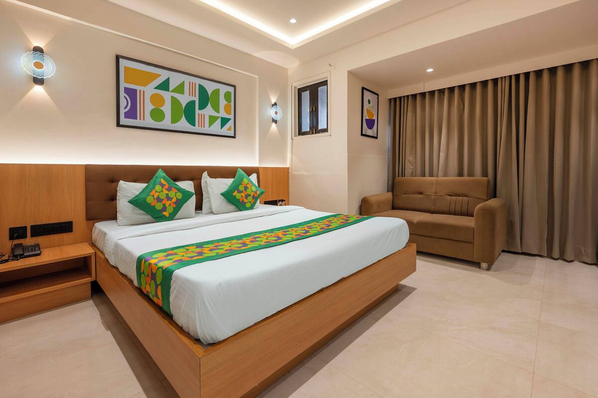 Deluxe Room | In-room safe, desk, soundproofing, bed sheets
